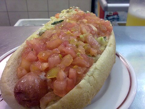 hot-dog con tomate arriba