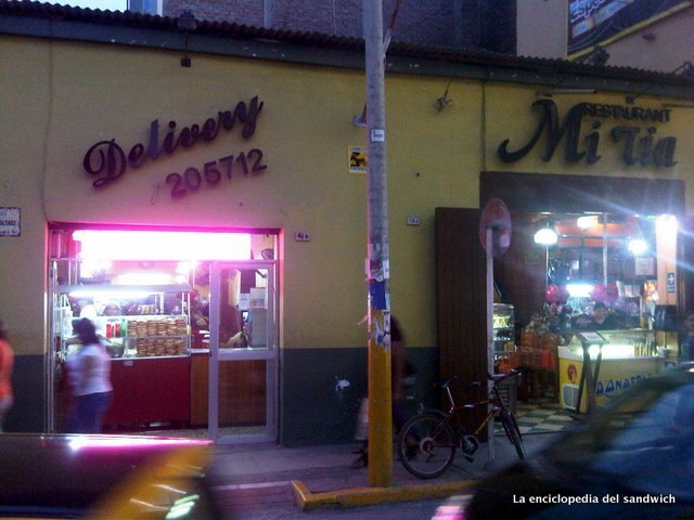 El "Mi Tïa" de Chiclayo. A la izquierda se ve donde se preparan las hamburguesas.