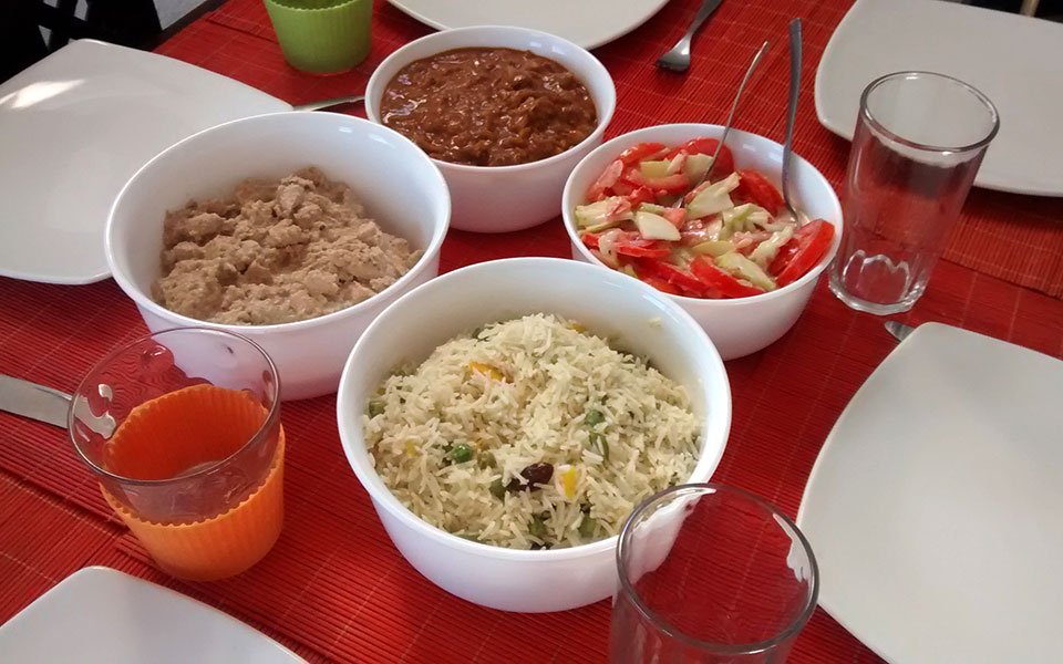 Almuerzo indio con amigos: Murgh Shahi Korma, Rogan Josh, arroz basmati y ensalada