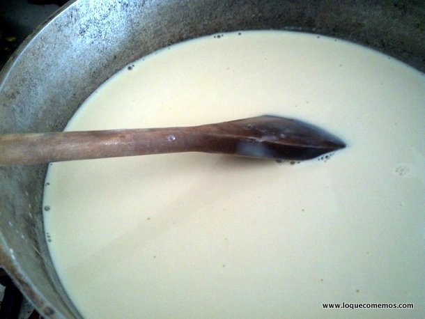 Mezclamos las leches en una olla y calentamos suavemente, revolviendo frecuentemente