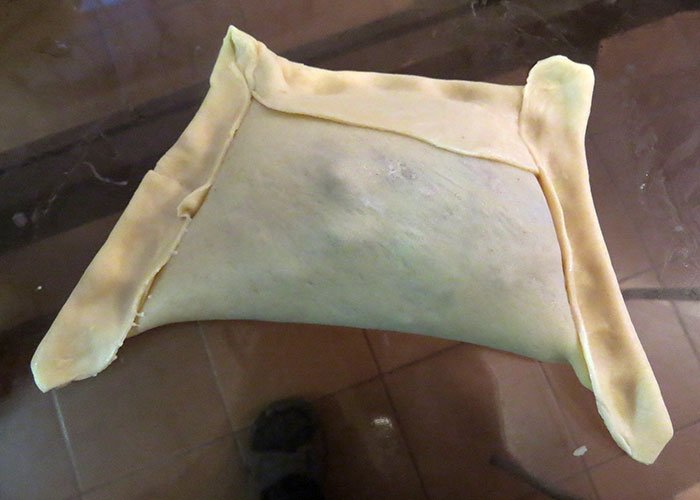 Empanada doblada en forma de trapecio