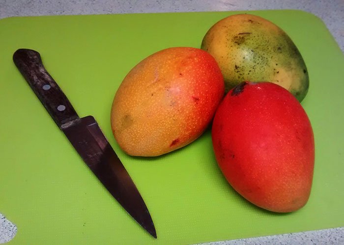 Pelar y picar los mangos