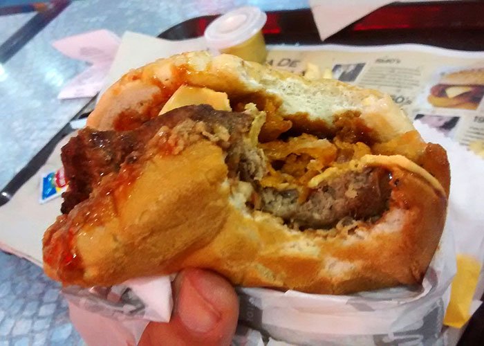 Memphis BBQ burger en proceso de ser devorada