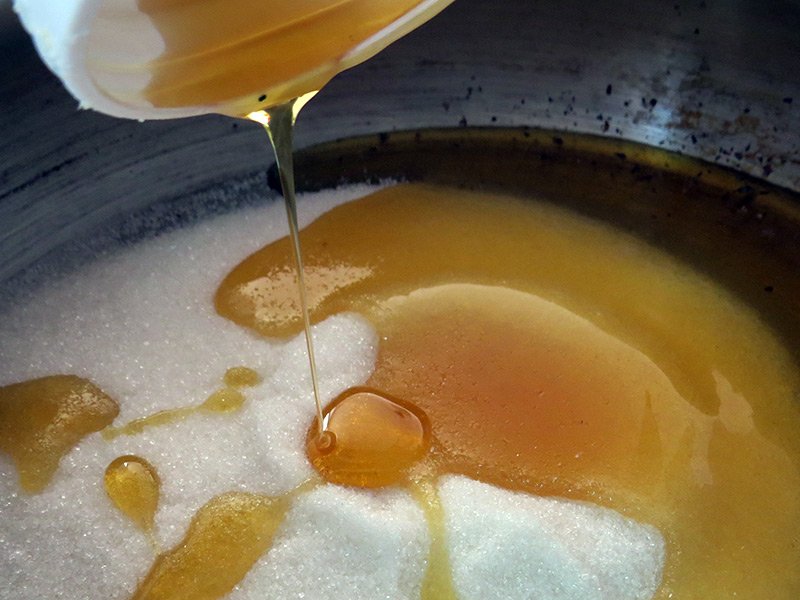 Azúcar y miel en una olla