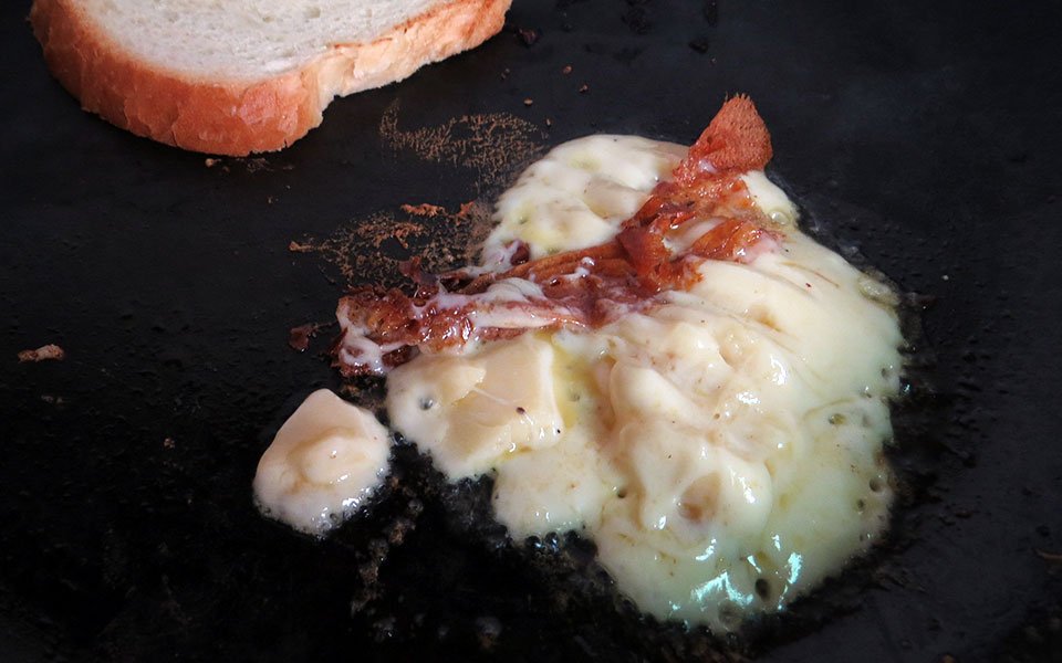 Derritiendo el queso en nuestra sartén que oficia de plancha