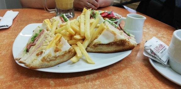 Club sandwich en Piura.