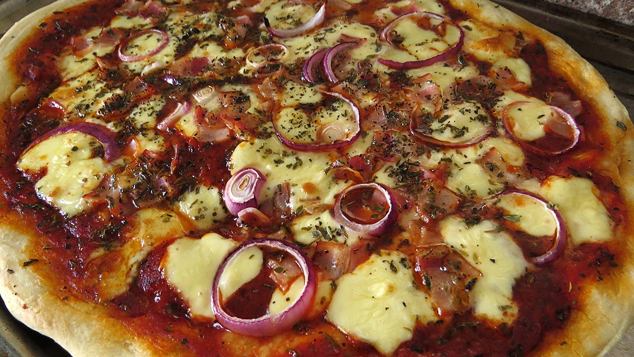 Pizza preparada con masa de pizza de fermentación lenta.