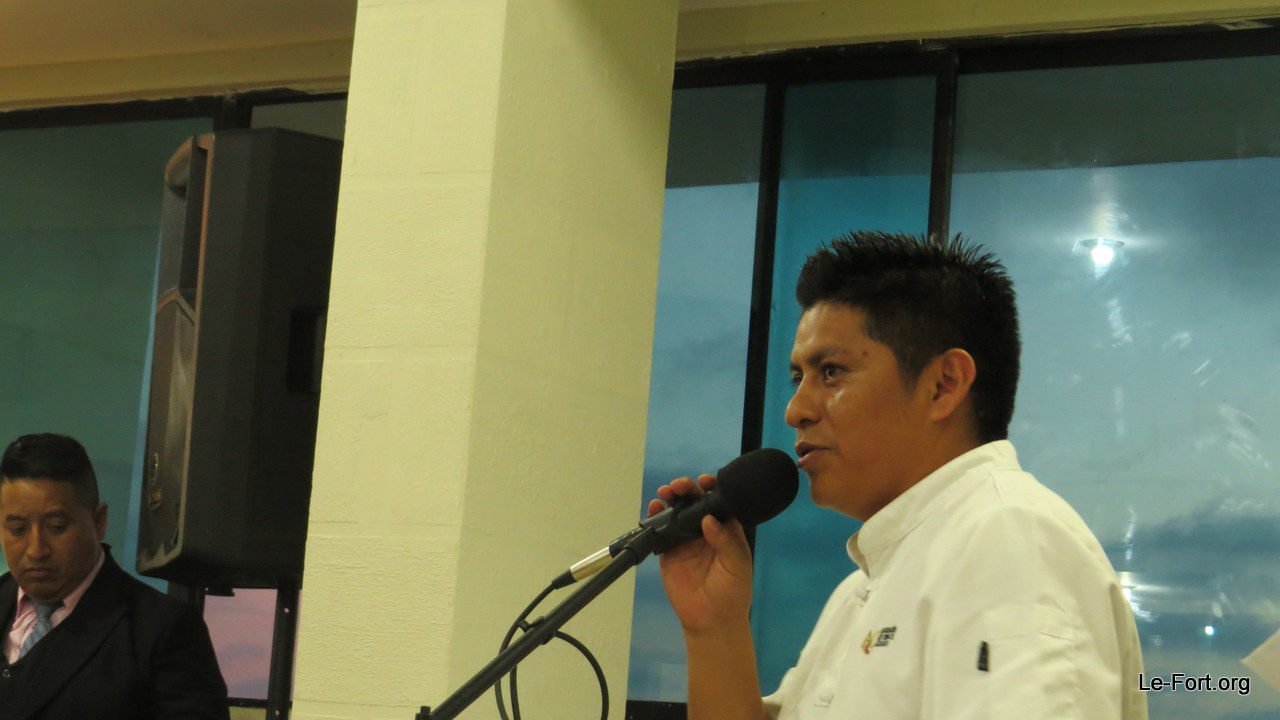 El Chef Patricio Iza, Director de la Escuela de Alta Cocina Arte Chef, dando la bienvenida a la Ceremonia de Graduación