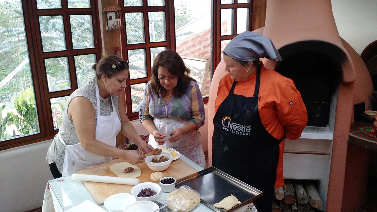 Armado empanadas d epino en taller de empanadas chilenas