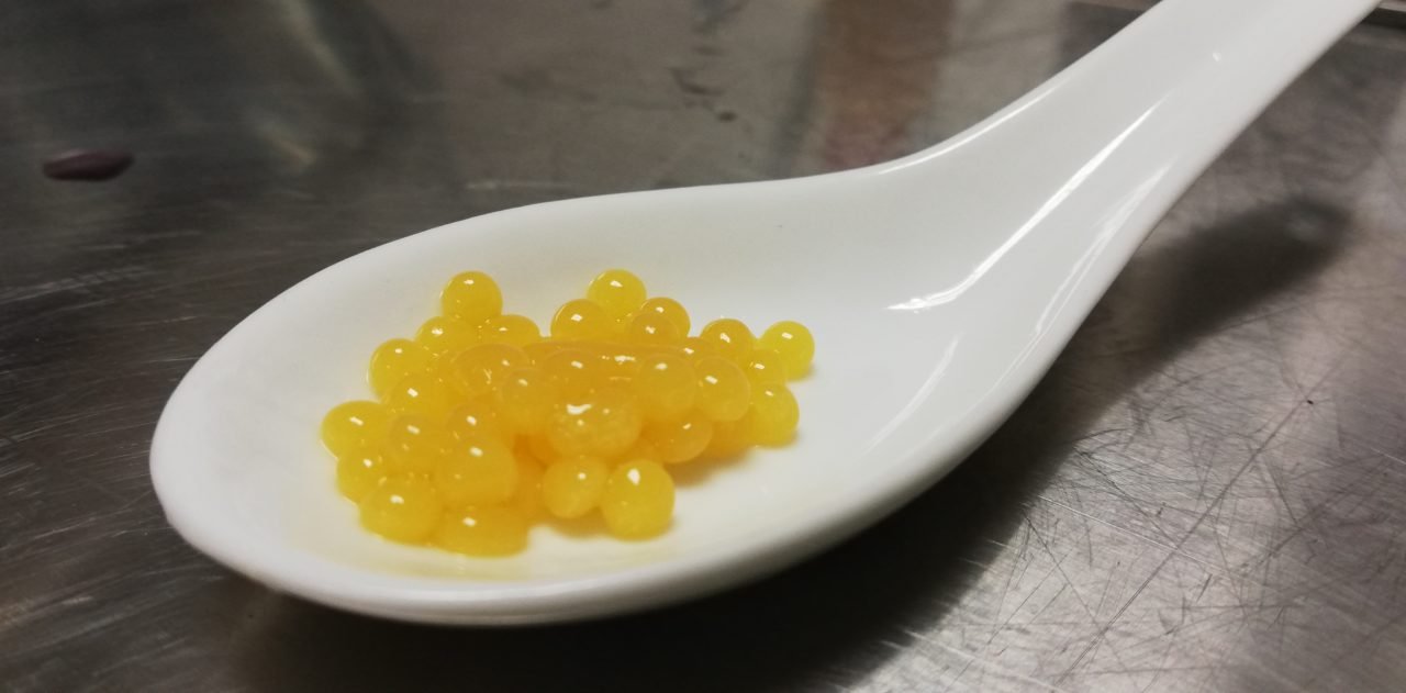 Caviar de alginato y mango